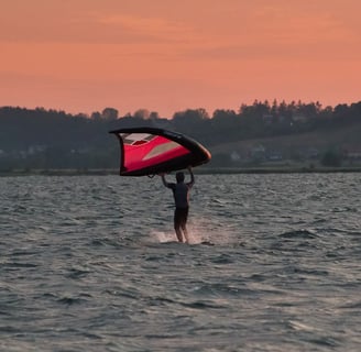 Szkolenie wingfoil 2022 Rewa Polska, na tle zachodzącego słońca