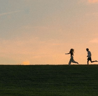 Spratt, A. (t.y.). Silhouette of two people running on a hill at sunset. Unsplash.