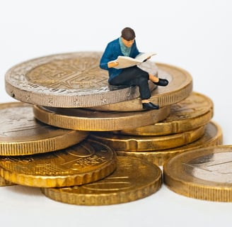 hombre sobre pila de monedas