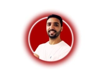 um homem com uma luz vermelha brilhando ao fundo
