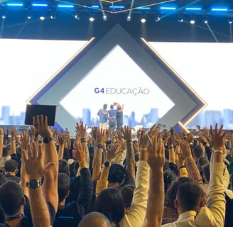 Apresentadores do G4 Valley na frente de uma multidão de pessoas