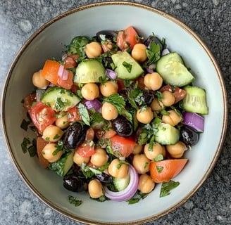 Mediterraner Salat mit Kichererbsen, Tomaten, Gurken, Oliven und Feta