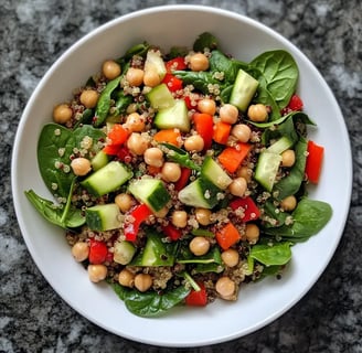 Quinoa-Spinat-Salat mit Cherry-Tomaten, Avocado und Zitronen-Dressing