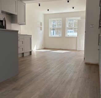 A wood effect LVT plank in a kitchen