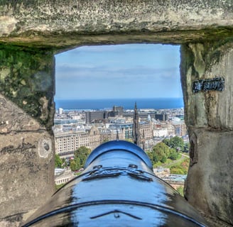 edinburgh castle, cannon pointing towards the city