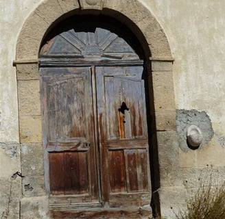 Porte de la chapelle Saint-Sauveur de Névache (05)