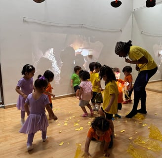 Niños en clase de danza con proyecciones atras en Ukelele Jardín Infantil