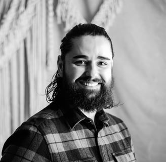 Portrait en noir et blanc de Thomas, photographe Papa Ours Photo, souriant