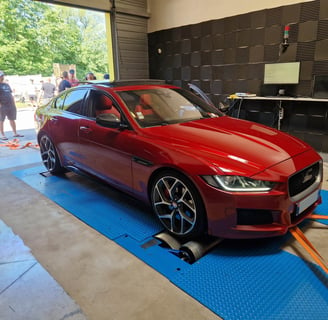 Une voiture sur banc de puissance