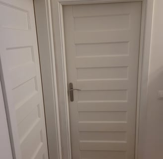 Zamontowane drzwi na Warszawskiej Woli