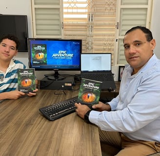 Pai e filho sentados em uma mesa segurando livros