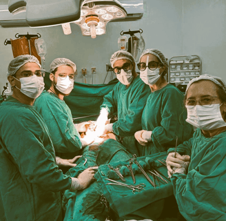 Cirurgia de câncer de fígado sendo realizada por uma equipe de cirurgias