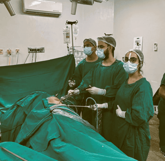 Equipe de cirurgiões realizando uma cirurgia de um câncer de estômago