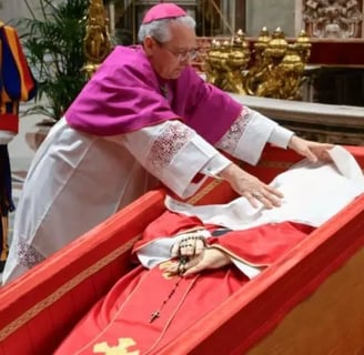 imagem mostra o velorio do papa francisco e porque ele é feito em 3 caixões do vaticano