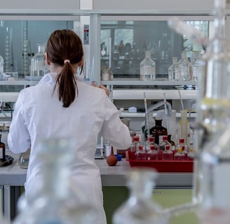 Peneliti di lab (oleh: Michal Jarmoluk dari Pixabay)