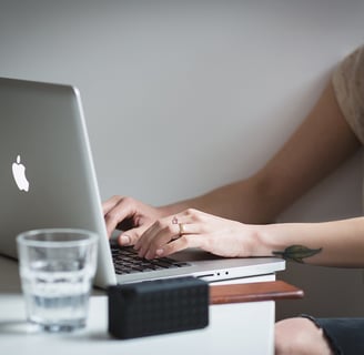 Foto penulis disertasi depan laptop (oleh: StockSnap dari Pixabay)