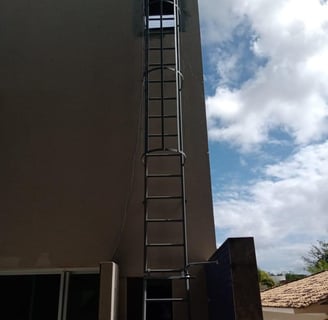 escada marinheiro com guarda corpo em aço