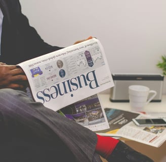 Homme lisant un journal avec un article sur les subventions non perçues
