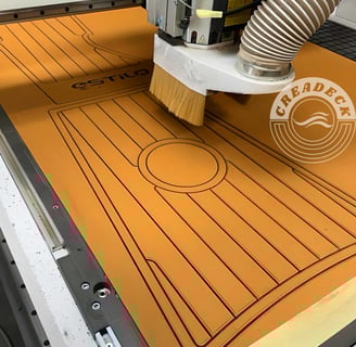 Notre machine découpant le revêtement antidérapant Creadeck