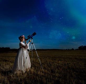 mirando la luna con catalejo niña vestida de comunion