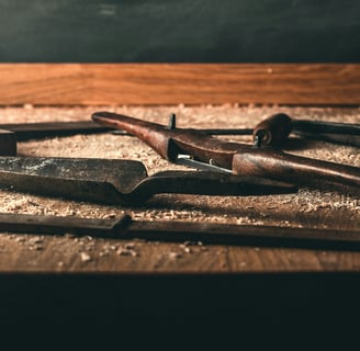 a bunch of woodworking tools that are sitting on a table