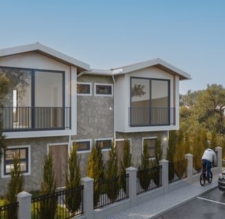 Yeşilliklerle çevrili, Karaburun’un doğasında yer alan lüks villa renderı