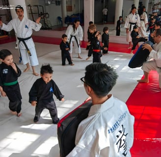 niños en edad temprana haciendo karate en sharks academy en narvarte