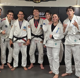equipo de jiujitsu de sharks academy después de la graduación de jiujitsu