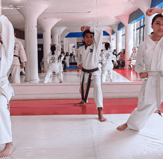 Estudiantes de karate durante examen en Sharks Academy, Narvarte CDMX.