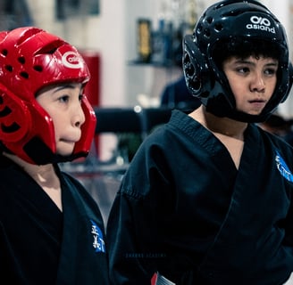 Niños con uniformes de combate preparados para hacer point fighting en narvarte