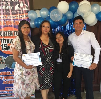 Estudiantes concluyendo sus estudios de bachiller fácil y seguro