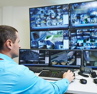 persona monitoreando camaras de seguridad