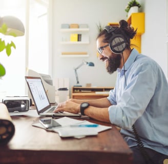 persona conectada a internet trabajando en escritorio