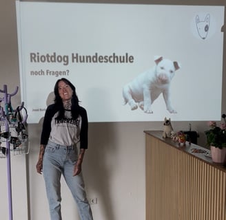 Jessi von Riotdog bei der Präsentation ihrer Hund-Halter-Schulung