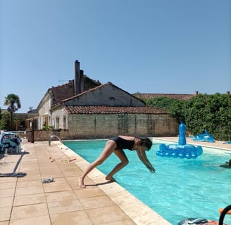 la piscine de la metairie ensoleillee à barbezieres