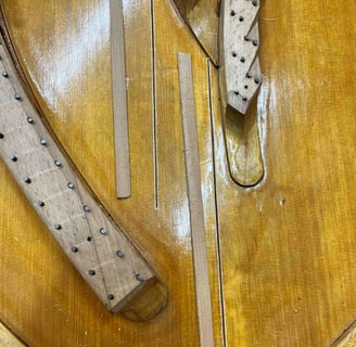 Fente table d'harmonie piano