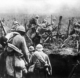 Soldats français sortant de tranchée