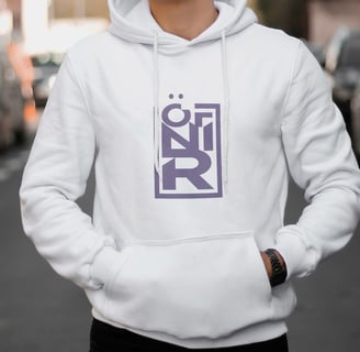 Modelo usando jaqueta com identidade visual da marca estampada no peito.