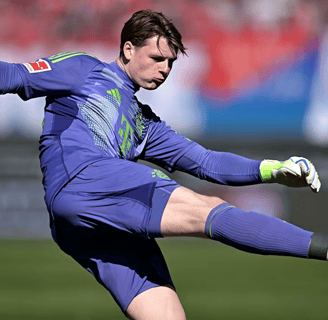 Jonas Urbig não sofreu gols na vitória por 4 a 0 fora de casa contra o 1. FC Heidenheim. | © Imago