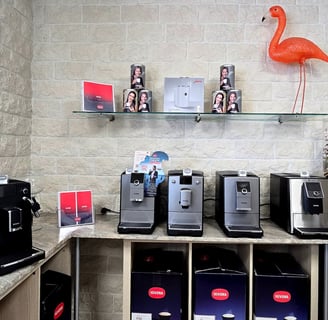 Ein Austellungsraum mit vielen Kaffevollautomaten