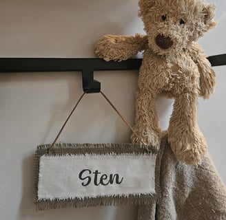 Cadeau-tip: Persoonlijke naamhanger voor kinderen! Superleuk voor een kinderkamer of een speelkamer.