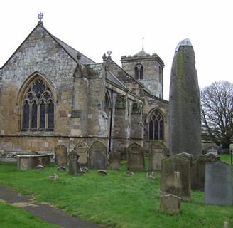by-sa/2.0>,Rudston Monolith and All Saints Church by JThomas, CC BY-SA 2.0 <https://creativecommons.org/licenses/ via Wikimed