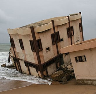 une maison qui a été détruite par l'océan