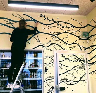 Artiste en cours de réalisation d'une peinture murale 