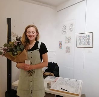 Artiste peintre avec un bouquet de fleur, art abstrait
