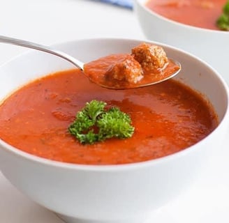 Kom met tomatensoep met balletjes