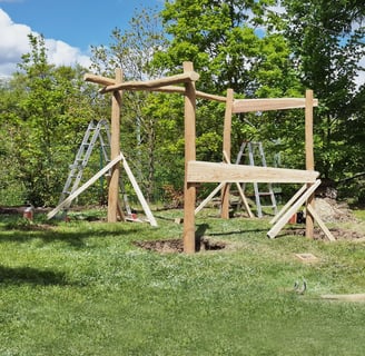 ein Klettergerüst aus Holz entsteht