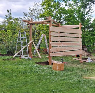 ein Klettergerüst entsteht – Spielplatzbau für privat von Massivholz Design im Erzgebirge