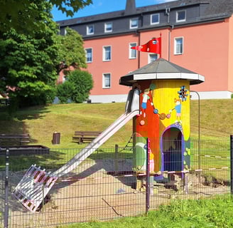 fertig montiertes Spielgerät aus Holz mit Rutsche und Kletternetz in Raschau im Erzgebirge