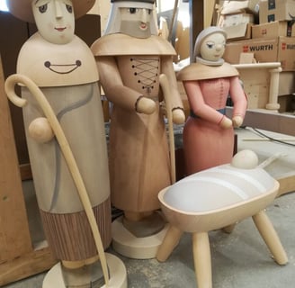 die ersten Holzfiguren für die Pyramide nehmen Gestalt an